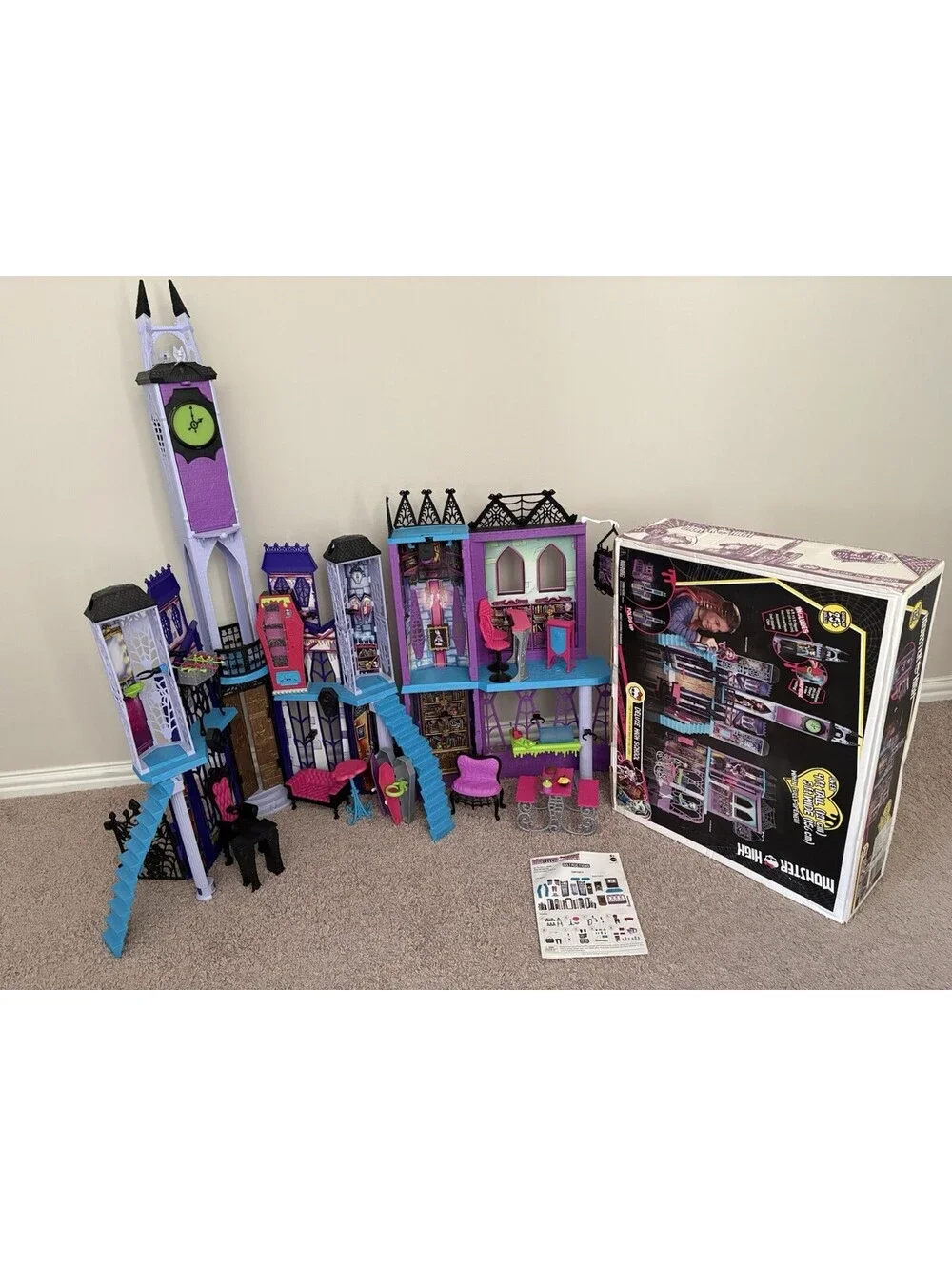2015 Monster High Deadluxe High School Playset Haunted Doll House Castle & Box